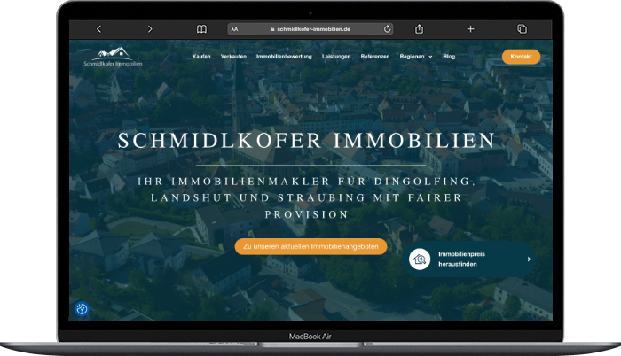 Website Schmidlkofer Immobilien Dingolfing auf einem MacBook Air, umgesetzt von der MF Marketing GmbH