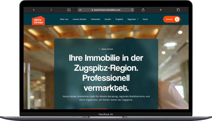 Website Xenia Hirmer Immobilien auf einem MacBook Air, umgesetzt von der MF Marketing GmbH