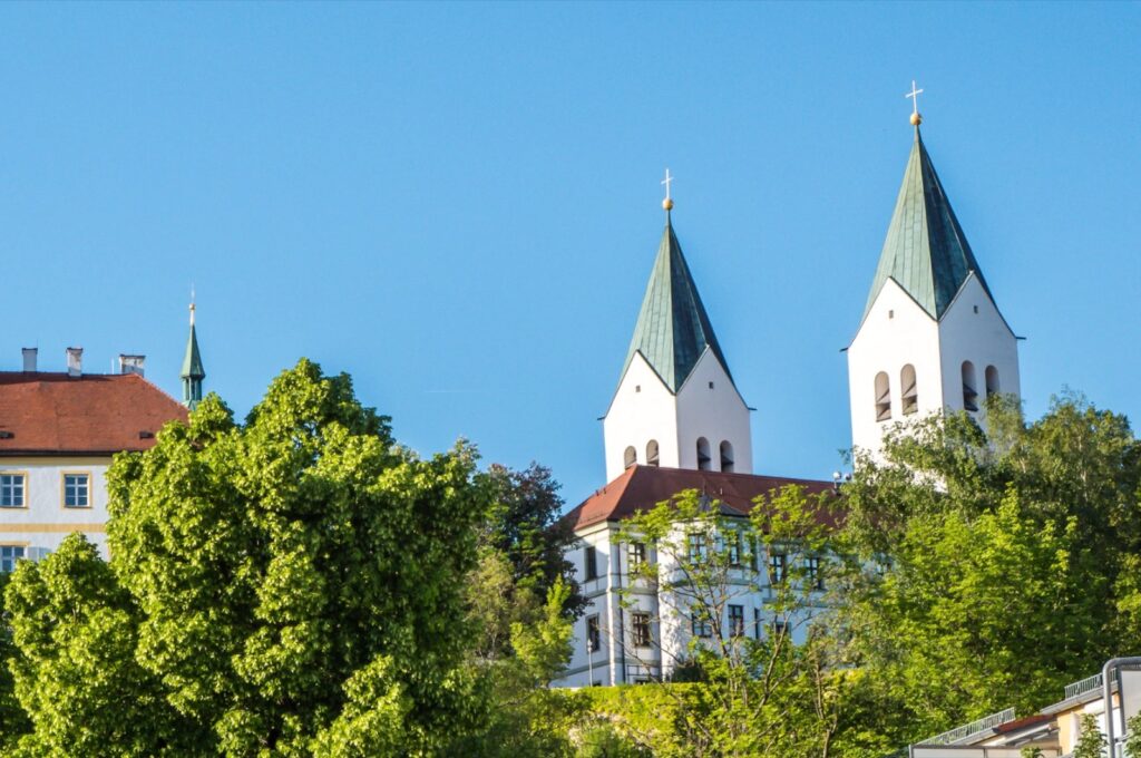 Google-Ads-Agentur Freising: Die Türme des Doms auf dem Domberg in Freising