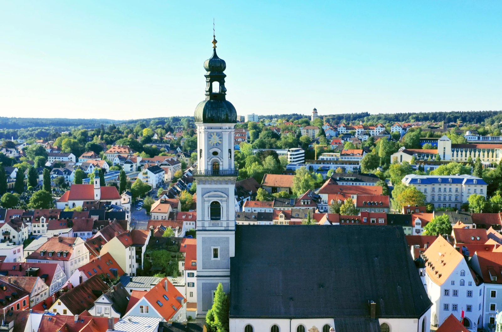 SEO-Agentur Freising: Luftbild der Altstadt mit Stadtpfarrkirche St. Georg in Freising